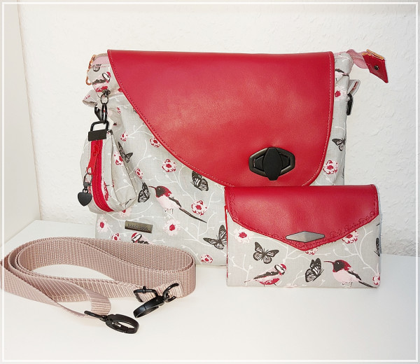 Umhängetasche Motiv Vögel auf Ast mit rotem Kunstleder