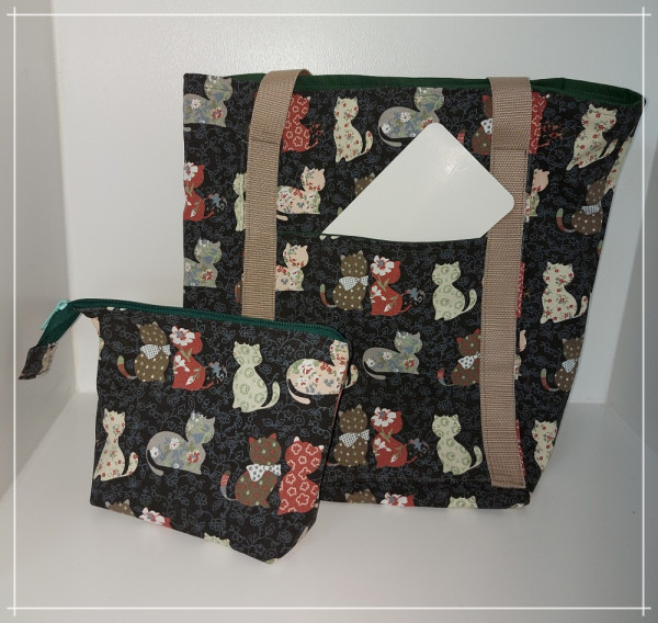 Tasche mit Katzen auf schwarzem Hintergrund mit kl. Kosmetiktasche