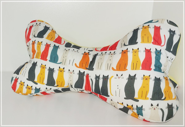 Leseknochen / Nackenstütze mit Katzen bunt und Uni gelb