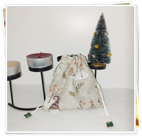 Geschenkbeutel mit weihnachtlichen Motiven