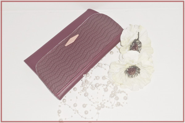 Geldbörse mit geprägtem Kunstleder in Bordeaux 