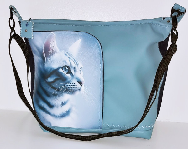 Umhängetasche hellblau mit Einstecktasche vorn mit Katzenkopfmotiv