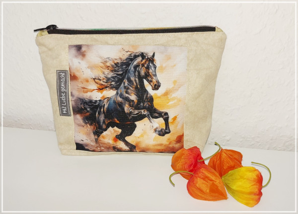 Kosmetiktasche mit schwarzem Hengst