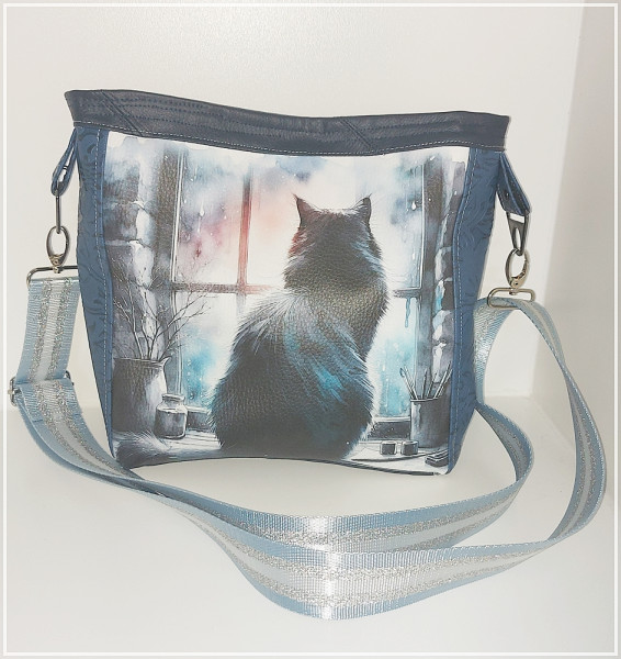 Umhängetasche mit schwarze Katze am Fenster, Kunstleder Blau