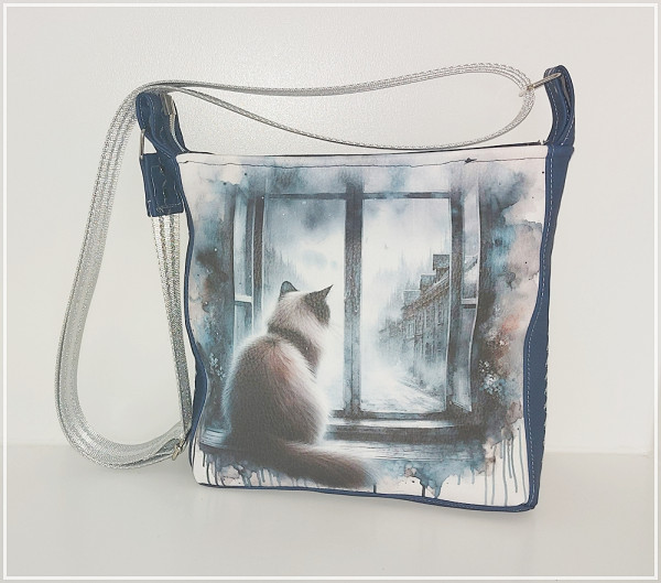 Umhängetasche mit heller Katze am Fenster, Kunstleder Blau